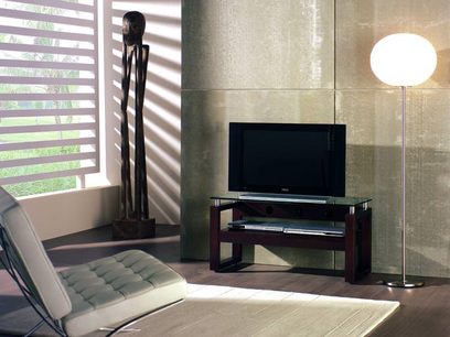 Černý TV stolek se sklem, černá stojací lampa, žaluziové rolety, okno, bílá křesla, parketová podlaha