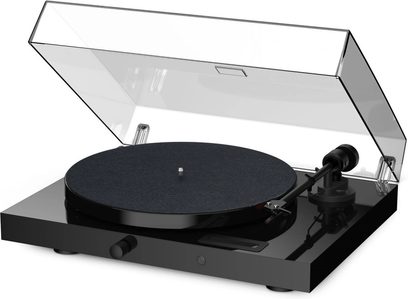 Hi-fi platespiller Pro-Ject Juke Box E1 med blank svart sokkel, gjennomsiktig oppfellbart deksel, svart sirkulært tallerken og svart tonearm