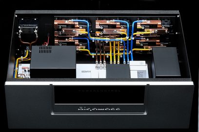 GigaWatt PowerControl sort strømforsyning + LS-1 Evo+ (1,5m) set ovenfra, med 12 stikkontakter og farvet intern kabling