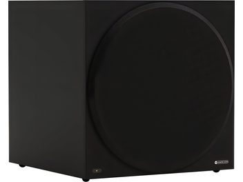 Monitor Audio Vestra W15 zwarte subwoofer in MDF-behuizing, driekwart vooraanzicht, grote ronde frontgrille, LED-indicator linksonder, subtiel logo rechtsonder en kleine voetjes