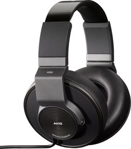 AKG K550 sort hovedtelefoner, set fra venstre trekvartersvinkel, med brede og tykke ørepuder og polstret justerbar hovedbøjle