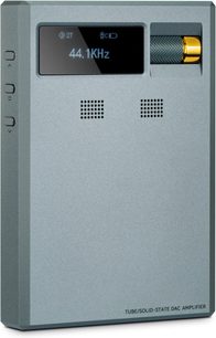 Bærbar lydkonverter Cayin RU9 i mat grå aluminium, set let i perspektiv fra forsiden, udstyret med et sort display, der viser 44,1 kHz, en tekstureret metalgrøn drejeknap med gylden spids, to perforerede ventilationsgitter og tre sideknapper