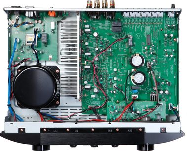 Wzmacniacz Marantz PM5004 w kolorze srebrnym, widok wnętrza z zielonymi płytkami drukowanymi, wentylatorem i transformatorem