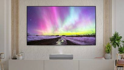 Videoprojektor Optoma CinemaX D2 v bílé barvě promítá barevnou polární záři na bílou stěnu v moderním obývacím pokoji