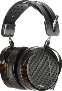 Audeze LCD-5 sort og sølv hovedtelefoner, set lidt fra siden forfra, med perforerede gittere på ørepuderne