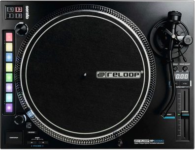 Aukštos kokybės „Reloop RP 8000 MK2" juodos spalvos vinilo plokštelių grotuvai, matyti iš viršaus, apvalus diskas, nuskaitymo galvutė, mygtukai ir valdymo ekranas