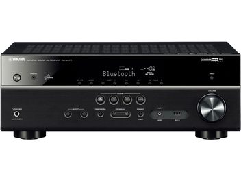 Yamaha RX-V479 namų kino stiprintuvas, juodas, vaizdas iš priekio, mėlynas ekranas, sidabriniai mygtukai ir rankenėlės, ausinių lizdas kairėje pusėje
