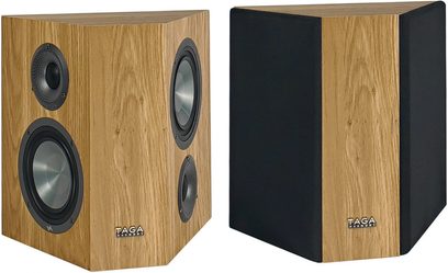 Taga Harmony Platinum S-100 V.4 bakre høyttalere i eik, sett forfra og fra siden, med svarte høyttalerelementer på trekabinettet