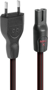 Primo piano, vista frontale, del cavo di alimentazione Audioquest NRG-X2 C7 da 6 m in PVC nero con strisce rosse, dotato di spina Europlug a 2 poli e connettore IEC C7 contrassegnato "NRG X".