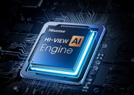 Lysende blå Hisense HI-VIEW AI Engine-chip på elektronisk kredsløbskort, set i perspektiv