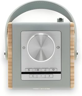 Radio da tavolo Roberts Rambler Midi blu anatra, custodia rettangolare in plastica liscia con pannelli laterali in legno chiaro, piastra di controllo metallica con un ampio pulsante circolare centrale e due file di tasti, maniglia arcuata coordinata, vista dall'alto