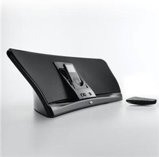 Klipsch Igroove HG2 sort dockingstation, set forfra i perspektiv, med sort fjernbetjening liggende foran