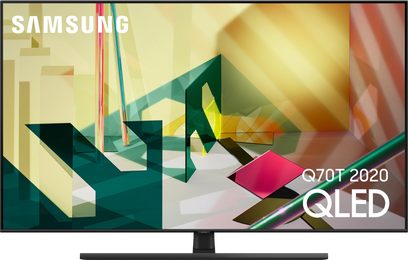 Samsung Q70T 2020 QLED-Fernseher von vorne, Bildschirm zeigt farbige geometrische Formen auf gelbem Hintergrund