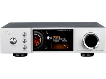 Audio prevodník DAC Cayin iDAC-6 MK2 v striebornom brúsenom hliníku, pohľad spredu s centrálnym farebným displejom, tromi malými vertikálnymi tlačidlami a kruhovým vypínačom vľavo, veľkým čiernym otočným voličom s kovovým lemom vpravo