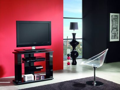 Gisan PLS55NE sort og rød TV-møbel med glashylder, TV-stander, designlampe og flaskeholder