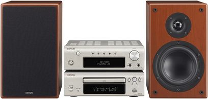 Denon D-F107 mini hi-fi-anlæg bestående af to træhøjttalere og en sølvfarvet centrumenhed med cd-afspiller og digitalt display