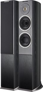 Par AudioVector R3 Avantgarde gulvhøjttalere i sort træ, set fra trekvart forfra, kabinet med synlig træstruktur og børstet metalfront, delt bånddiskant, to synlige cirkulære mellem-/basenheder og aftageligt stofgitter på den ene af højttalerne
