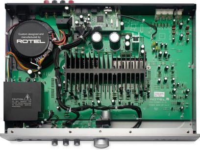 Integreret stereo hi-fi forstærker Rotel A10 MKII, set ovenfra, grøn printplade, elektroniske komponenter, sort køleplade, cirkulær transformer, flerfarvede kabler, sølvfarvet metalkabinet