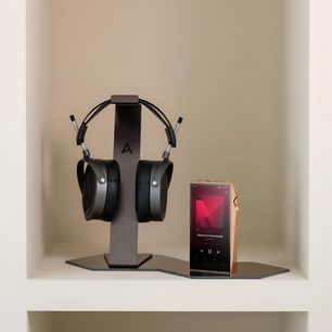 Lettore audiophile Astell&Kern SP3000T in rame, schermo acceso, posizionato verticalmente a destra, cuffie nere su supporto a sinistra