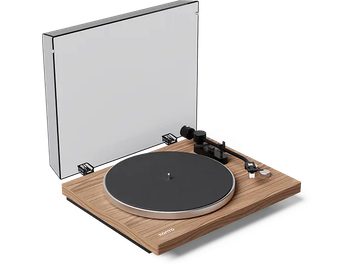 Gira-discos Kanto OBI3 G2 com acabamento em nogueira, prato preto e tampa transparente levantada, vista em երեք quartos