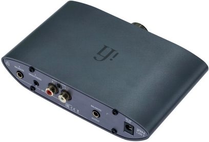 Højkvalitets hovedtelefonforforstærker iFi Audio ZEN CAN 3, bagfra i vinkel, RCA-stik, jack, strømforsyning, gråt kabinet