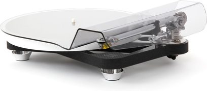 Giradischi hi-fi Rega Naia con testina Aphelion 2 MC, vista angolata, base nera, piatto circolare bianco, coperchio trasparente sollevato