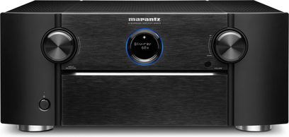 Чорний домашній кінотеатрний підсилювач Marantz SR8015, вигляд спереду, чорна передня панель, два обертових регулятори, центральний синій екран із написом "Blu-ray 60.0"