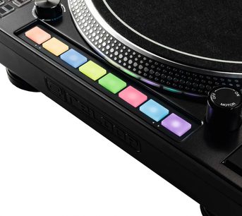 Reloop RP 8000 MK2 melnā vinila plates, tuvplāns uz krāsainajiem padeļiem un kontroles ratiņu