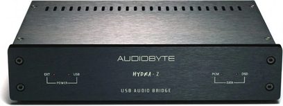 Convertisseur audio DAC Audiobyte Hydra Z noir, vue de face, boîtier rectangulaire noir mat avec façade avant en aluminium brossé
