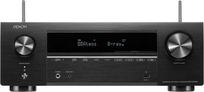 Domácí kino Denon AVR-X1700H DAB v černé barvě, pohled zepředu, modrý displej s nápisem "B-ray", tlačítka a konektory na předním panelu, dva stříbrné ovladače