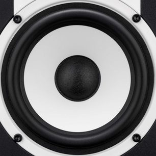 Forstærket højttaler Fluid Audio C5 i hvid, tæt forfra, med sort, cirkulær højttaler i midten