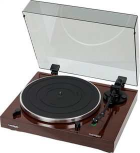 Hi-Fi gramofon TD 202 v ořechovém provedení s obdélníkovým podstavcem v dřevěném designu, černým kruhovým talířem, ramenem a otevřeným průhledným krytem
