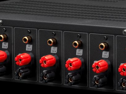 Préampli home-cinéma Emotiva XMC-1, vue rapprochée de la face arrière, connecteurs RCA rouges pour canaux surround