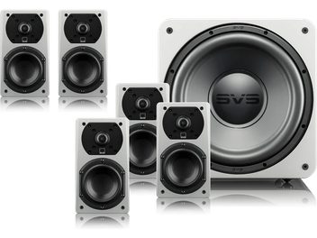 SVS Prime 5.1 Lautsprecherpaket in Hochglanz-Weiß, 6 Regallautsprecher um einen Subwoofer angeordnet, auf weißem Hintergrund