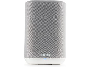 Diffusore wireless Denon Home 150 bianco, vista frontale, griglia in tessuto grigio chiaro e base bianca con logo Denon e LED blu