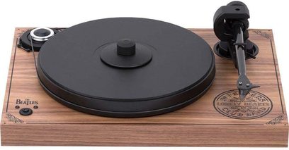 Pro-Ject 2-Xperience SB SGT Pepper pladespiller i valnøddefarvet finish, sort pladeplade, højre tonarm med pickup, på træsokkel