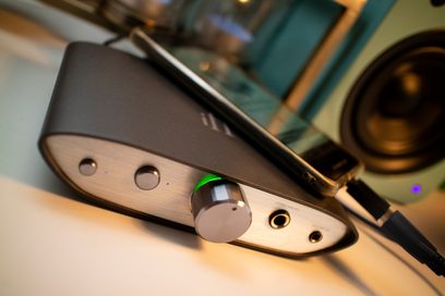Przetwornik cyfrowo-analogowy (DAC) iFi Audio Zen Dac V2 w kolorze czarnym, zbliżenie na gniazdo słuchawkowe i przełącznik wzmocnienia