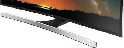 Samsung UE48JS8500 TV set fra siden, flad og tynd skærm der viser et natligt landskab med nordlys og skov