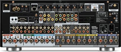 Ampli home-cinéma Marantz SR7015 noir, face avant, vue de face. Nombreuses prises, boutons et commandes. Affichage digital