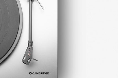 Cambridge Audio Alva ST hõbedane hi-fi vinüülmängija, osaliselt parempoolne profiilivaade, must lugemisnõel ja toorik