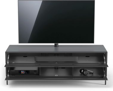 Sort TV-møbel med fladskærm, Blu-ray-afspiller, højttalere og opbevaringsplads, på metalben, set forfra