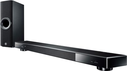 Sort Yamaha YSP-2500 soundbar med basrør, placeret på en reflekterende overflade, set forfra