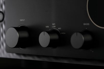 Boutons rotatifs de réglage du volume, des basses, des médiums et des aigus sur la face avant d'un amplificateur hi-fi Marantz Model 30 noir