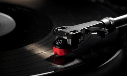 Testina phono Audio-Technica rossa e nera su braccio di giradischi in primo piano