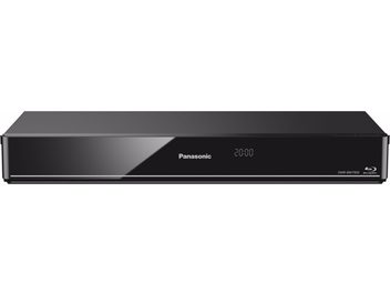 Чорний Blu-ray-рекордер Panasonic DMR-BWT850, вигляд спереду, на вбудованому екрані цифровий дисплей "20:00"
