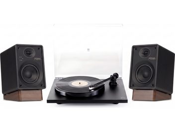 Svart Rega Planar 1-vinylspelare med skiva, transparent lock och två svarta högtalare på träsocklar