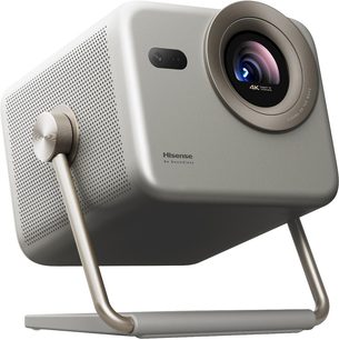 Videoprojektor Hisense M2 PRO v kovovém šedém provedení s kovovým tělem, pohled zepředu zleva zdola, vybavený velkým kruhovým objektivem s champagneovým lemováním, perforovaným bočním ventilačním grilem a naklopitelným tubusovým držákem
