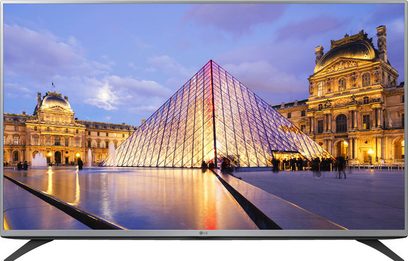LG 43LF5400 TV-skærm viser en oplyst pyramide ved Louvre om natten, set forfra i bred optagelse