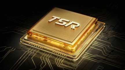 Zlatý elektronický čip TSP v perspektivním pohledu na černém tištěném spoji se zlatým světelným efektem