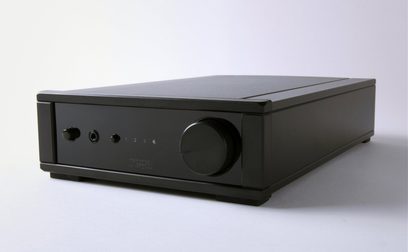 Rega System One fekete hi-fi lemezjátszó, előpanelen 1 forgatógombbal, 3 kis gombbal és 4 számozott jelzővel